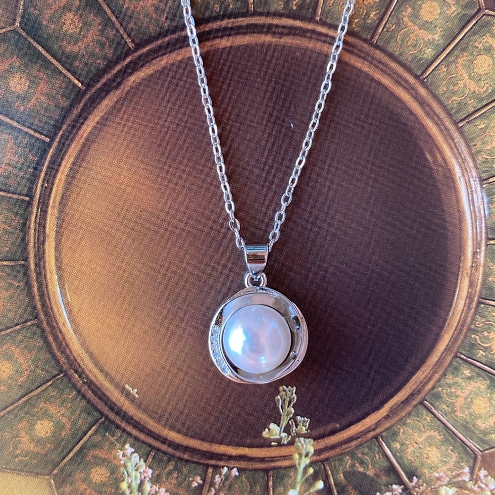 Freshwater Pearl & Sterling Silver Unique Pendant & Chain
